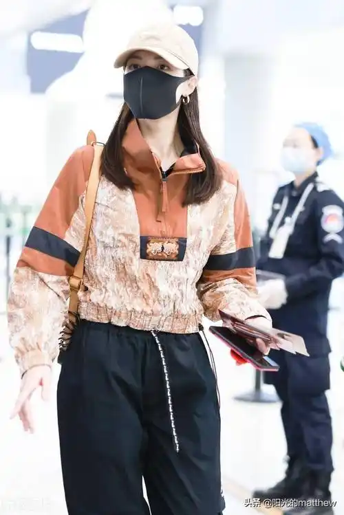 钟楚曦棕红色花纹套头衫休闲时尚,黑色工装裤显修长身材_机场_钟楚曦