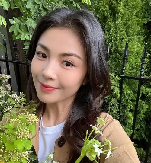 45岁刘涛晒素颜健身照,容貌身材零瑕疵,马甲线小蛮腰超养眼_腾讯新闻