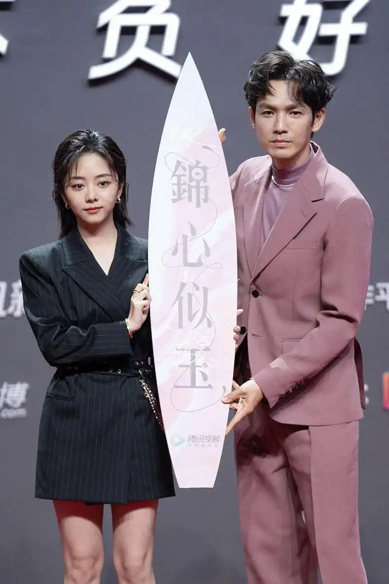 谭松韵搭档钟汉良,这对组合简直太养眼!