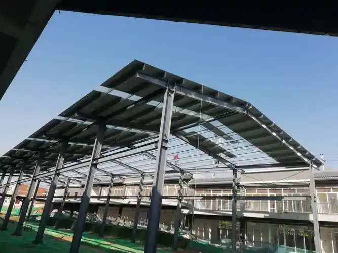 农贸市场建设项目6号大棚安装彩钢顶棚施工现场.