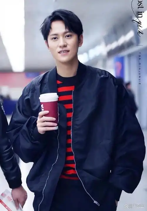 鹿晗与关晓彤的感情,经历了多少不易?