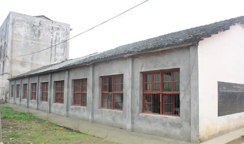 80后校长用三句话救活三无学校改变山区孩子的命运