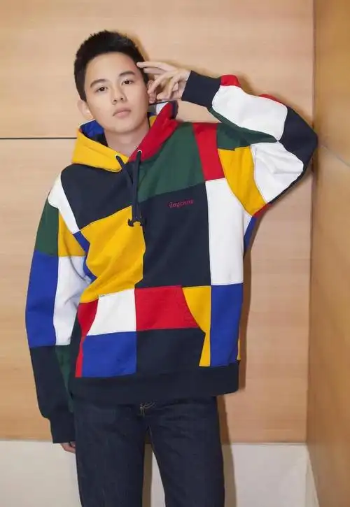 四阿哥胡先煦现身机场穿玫粉色格纹上衣搭黑色短裤