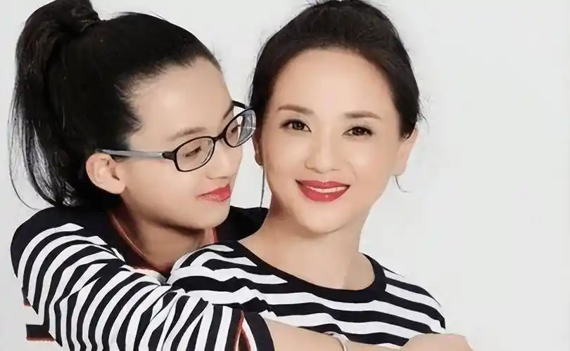 为前夫守寡10余年,53岁二婚嫁初恋,陶慧敏如今生活怎么样了?