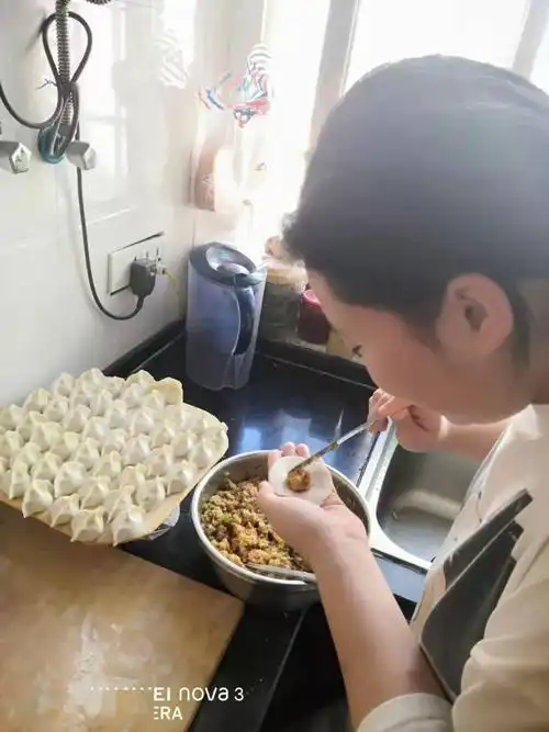 品味中华文化 ——洛阳26中少先队员参与"中华饺子文化节"家庭包饺子