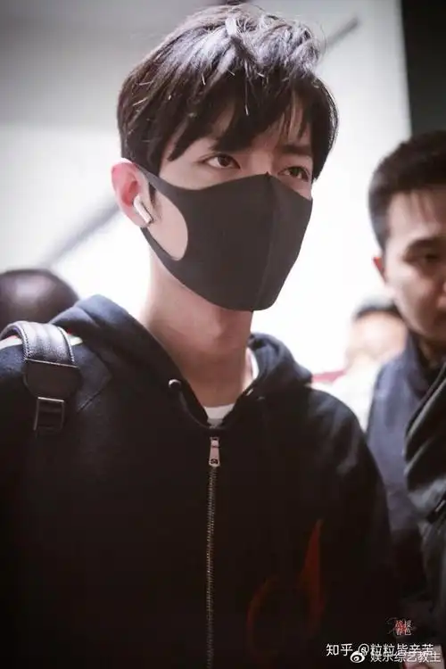 肖战罕见的吸烟照,血槽已空!跪求哥哥快去演个迷人的反派!