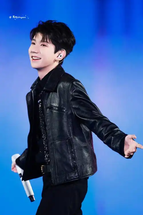 王源出席qq音乐巅峰盛典