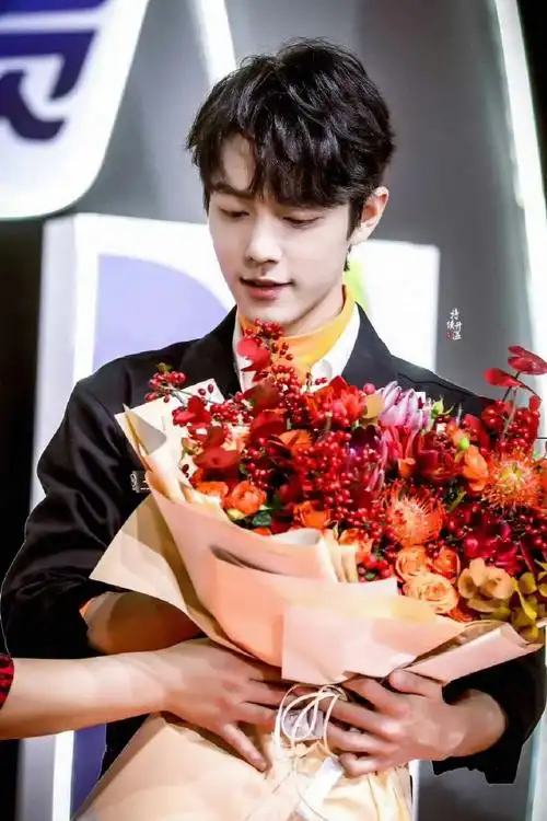 捧花的少年  #肖战工作室快放花絮#  肖战超话