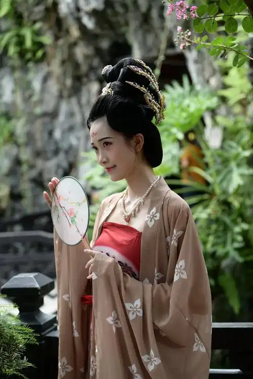 汉服之美醉千年-……摄于(余荫山房) 写美篇汉服: 是中国女人最美的
