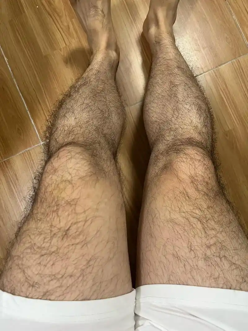 没流量了就发发腿.#络腮胡 #腿毛 #体育生的腿 #肌肉男  - 抖音