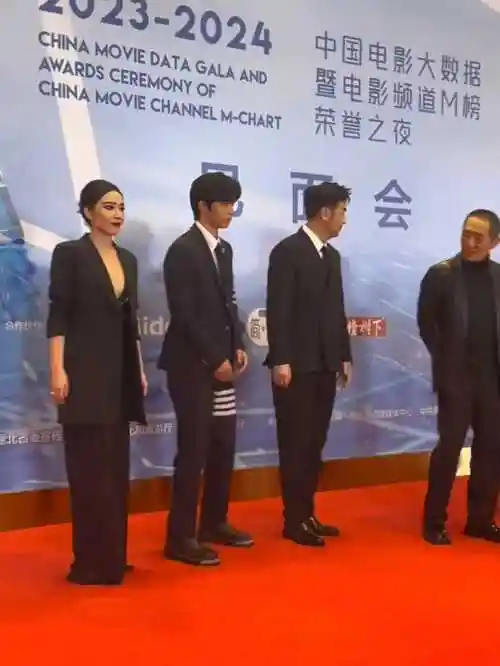 湖北晚会上陈红妆太浓蒋勤勤站位靠后张小斐略显尴尬的瞬间