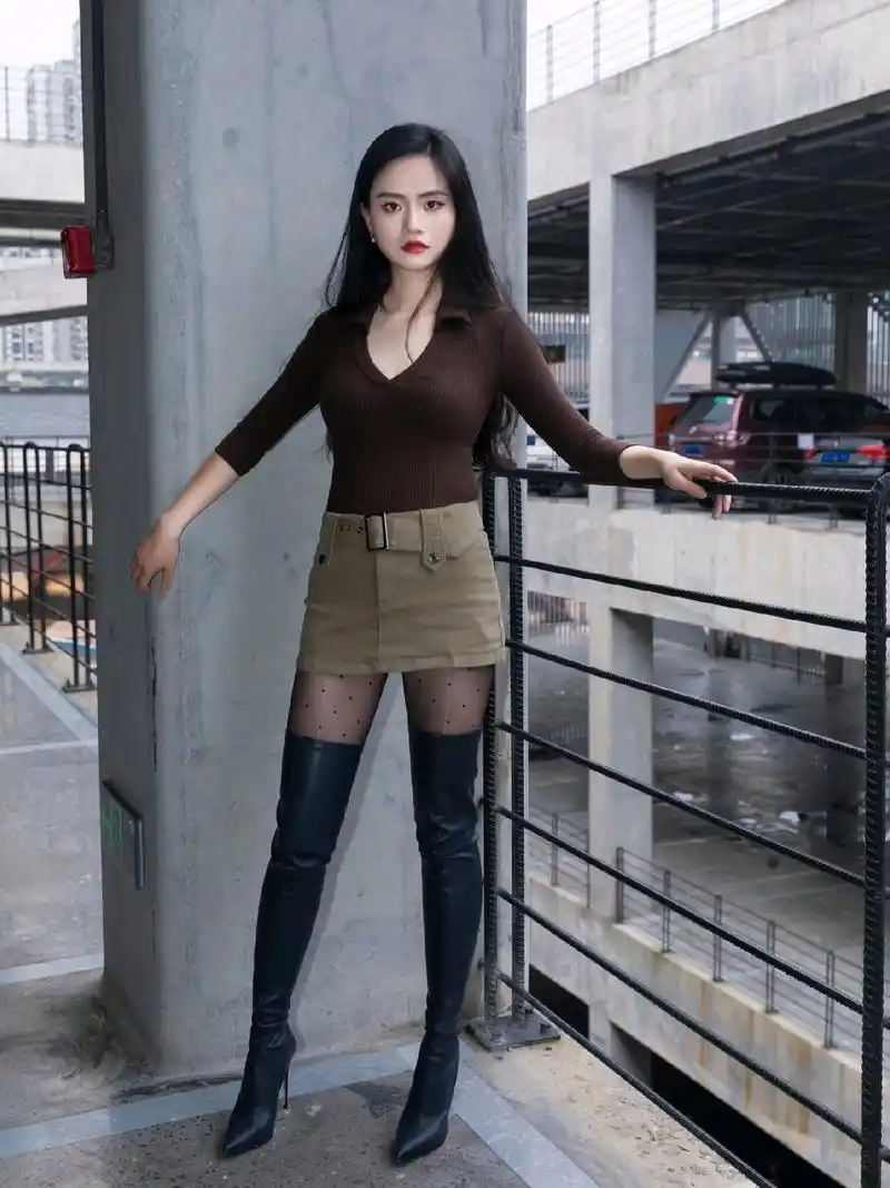 黑色大腿靴,让30岁的女人更加妩媚