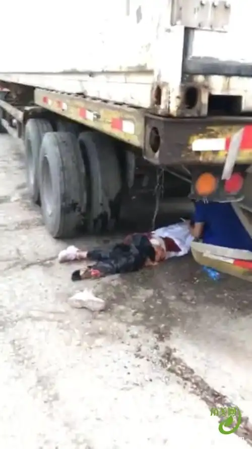 角美一卡车压死学生,场面很血腥
