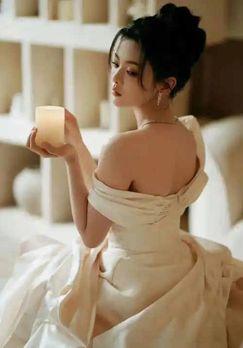 一套奶黄色深v礼服裙,让杨超越近段时间火出天际线!_青春_皮肤_身材