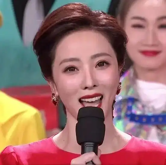 抖音图文来了 央视春晚5位主持人妆容精致,却被站在他们背后 - 抖音