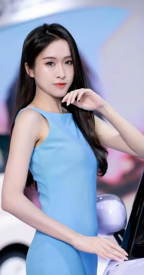 蓝色短裙美女极度色诱图片-美女壁纸 - 壁纸之家