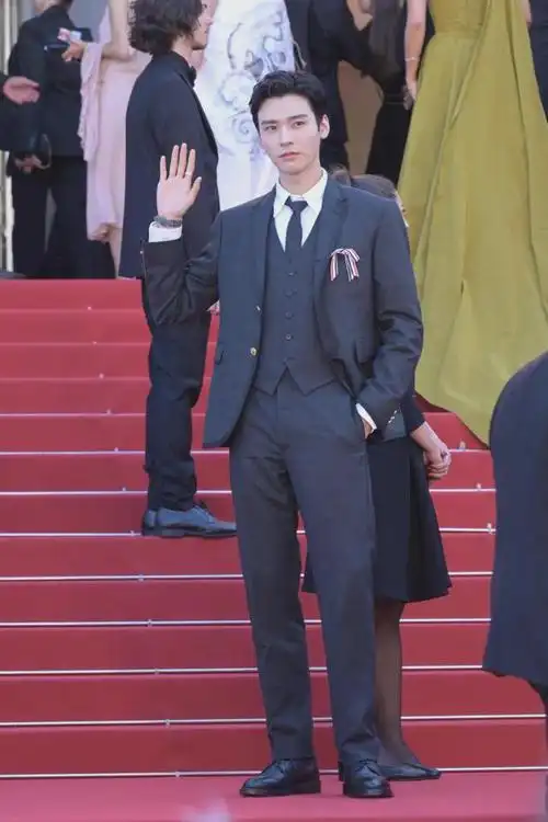 戛纳红毯第四天:又被佟丽娅美到,龚俊王室贵族范,石头姐好性感|秦昊|