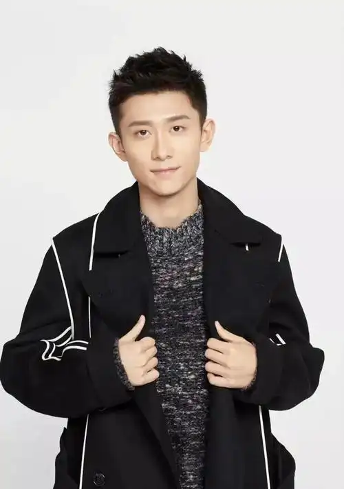 还有粉丝表示,虽然张一山身高是硬伤,但吴磊的颜值,身高,演技和人品都