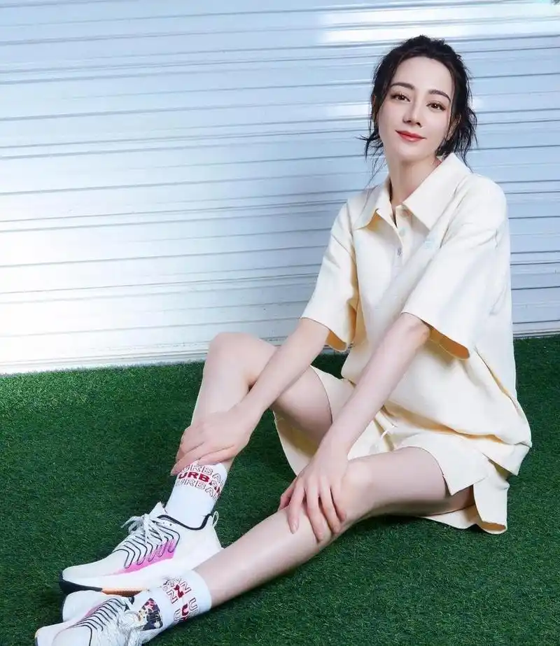 运动鞋元气美少女迪丽热巴美腿修长有光泽