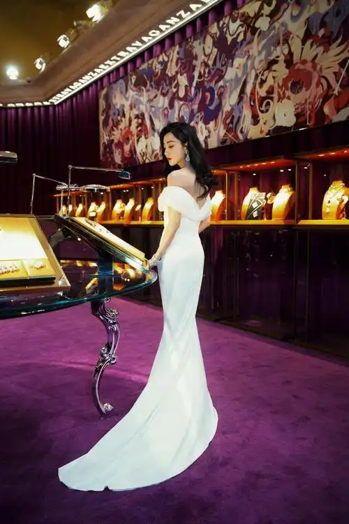 杨蓉个子不高身材比例好一字肩拖地裙秀婀娜曲线明艳动人