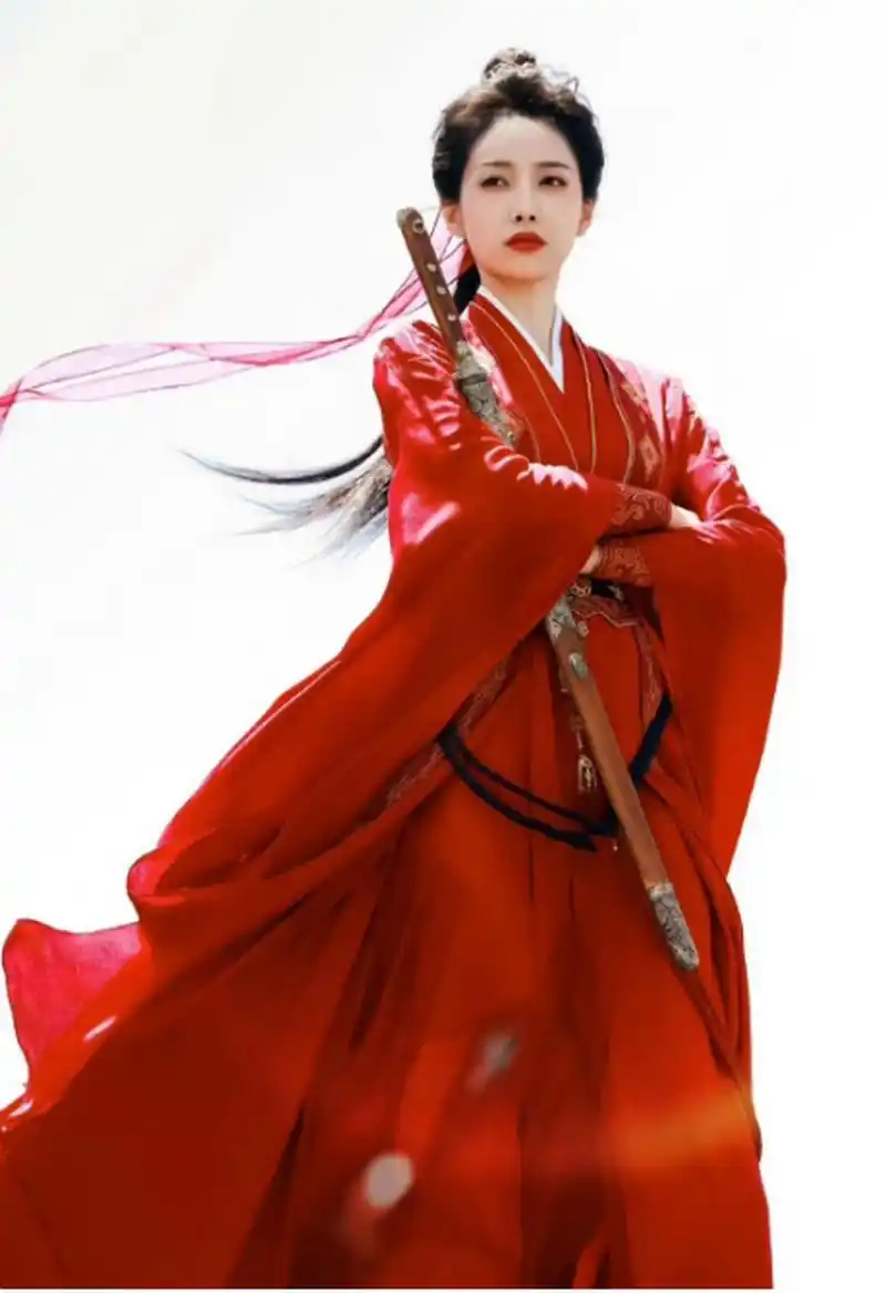 宋茜《山河枕》里着红裙舞剑,英姿飒爽,太美了!