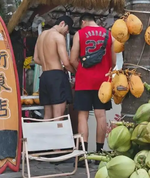 金瀚海南被偶遇赤裸上身大秀腹肌骑电动车惨被警察抓