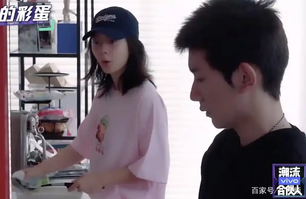 王源和赵今麦下厨,并大秀颠勺才艺,网友:我就是旁边的赵今麦