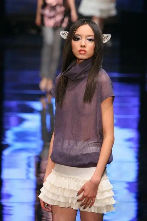 肖红真空秀大展模特美乳[组图]