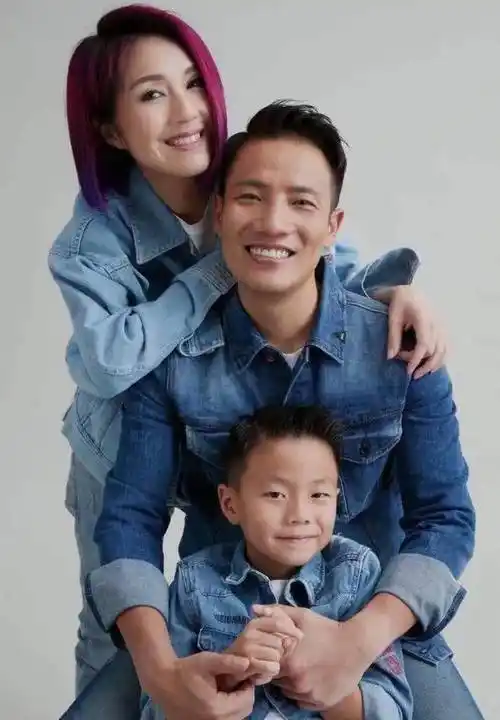 杨千嬅和老公为儿子庆生,一家三口温馨有爱,8岁儿子露职业假笑_丁子高