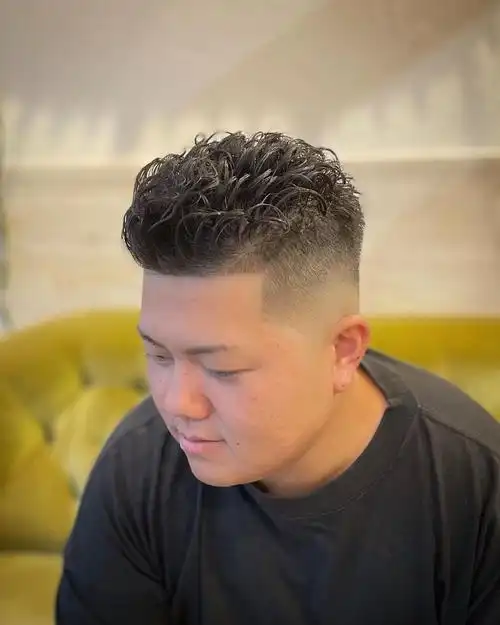 侧背头造型对于中年男士来说,特别的适合,两侧直接推短,头顶留长向后