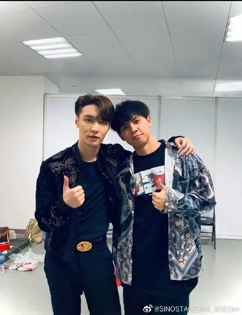 211007|舞者更新张艺兴合照6p舞者们都来祝艺兴队长生日快乐啦~无论