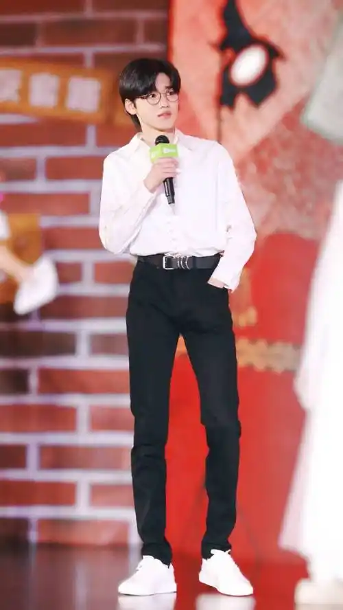 宋亚轩荧光绿衬衣#这肩膀,这大长腿,宋亚轩天生衣服架子!身材绝咀子