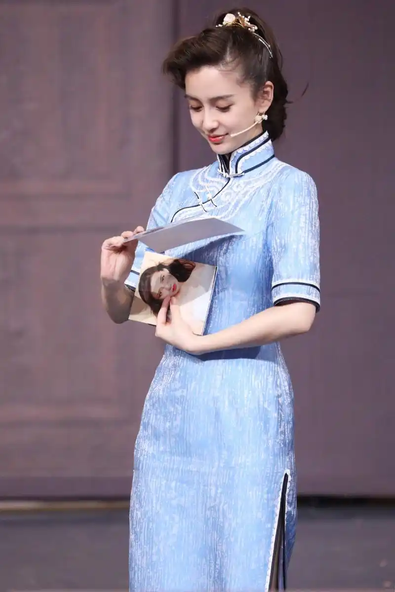 黄晓明捡到宝了,混血儿杨颖穿蓝色旗袍配高马尾,清新优雅超温婉