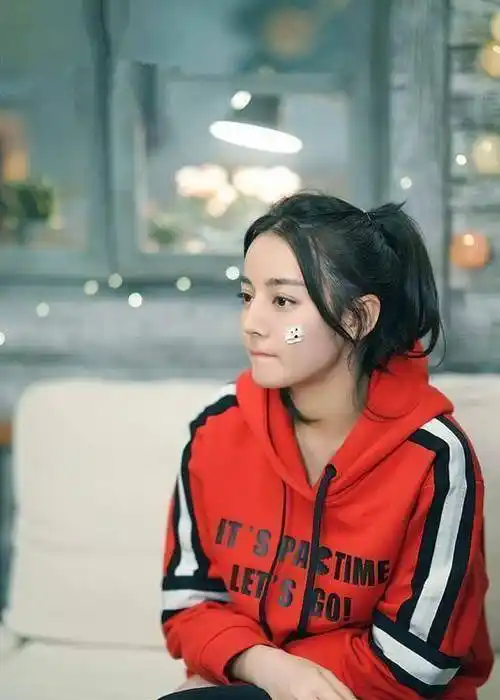 迪丽热巴在初春换发型,赶时髦做了个羊毛卷,依旧显气质又很美!