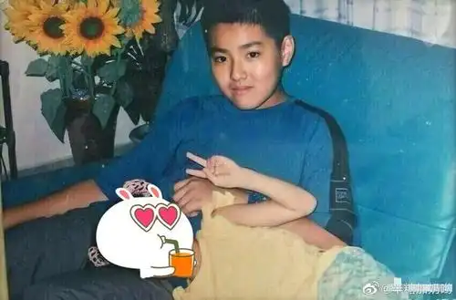 果然是从小就吃帅气长大的吴亦凡,小时候就看起来干净清爽,超级有型的