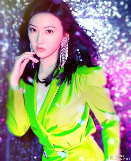 今年比较流行西装裙穿搭,景甜穿上淡绿色西装裙,清新又洋气