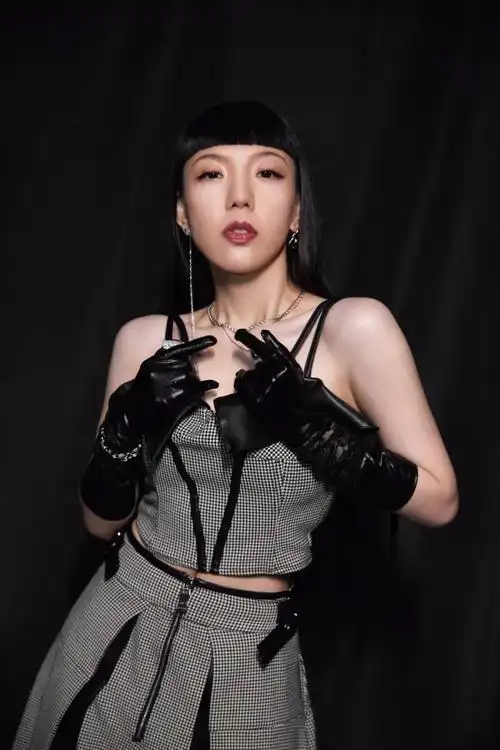 吴莫愁感慨好声音十年谈新专辑盛开接纳所有