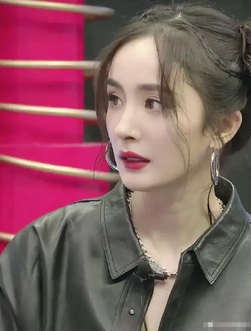 杨幂双丸子头造型十分灵动可爱,古灵精怪气场好强!