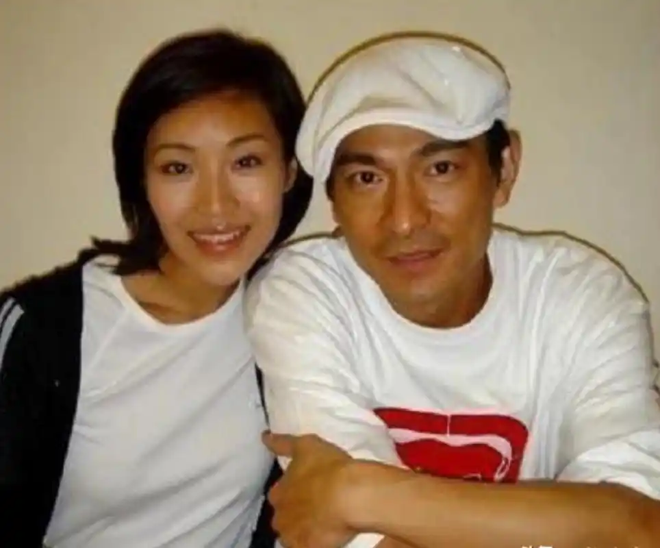 赖文慧心里一直喜欢刘德华,跳舞就是为了当他舞伴.