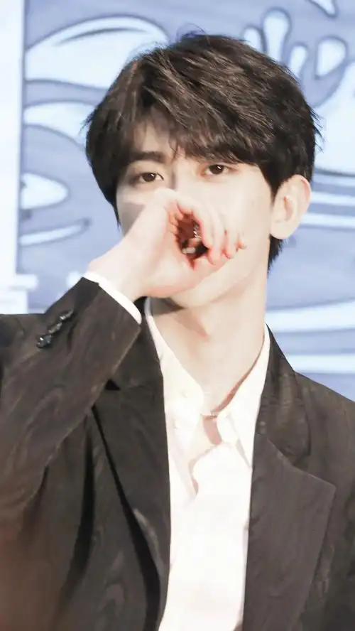 蔡徐坤可爱,每周的快乐又来了,跟着可爱的蔡小葵继续奔跑吧.