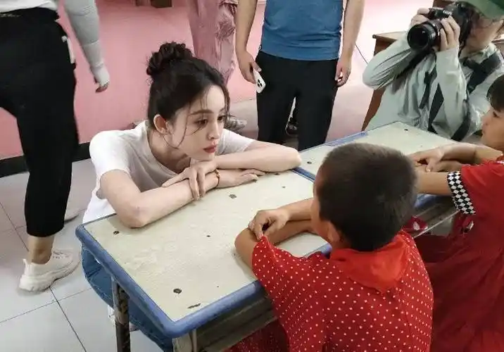 古力娜扎回到家乡做公益,与学生跳舞聊天超温柔_行动_爱心_课堂