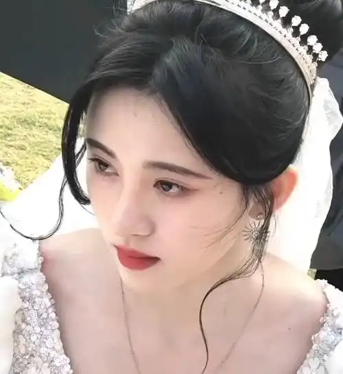 鞠婧祎白色婚纱造型,超爱!