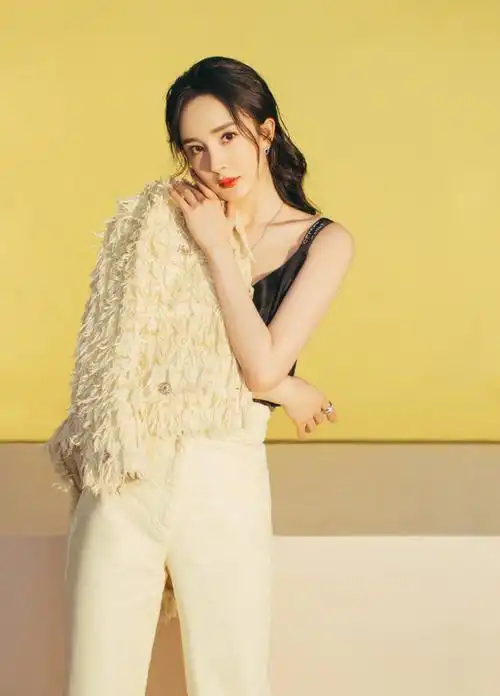 31 杨幂】受邀参加《启航2021——中央广播电视总台跨年盛典》,和笔笔