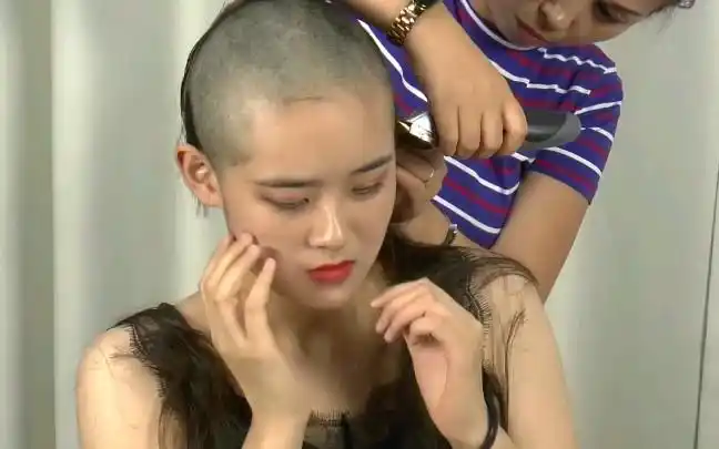 剃光头的女人有自信有魅力,什么时候都有从头再来的勇气