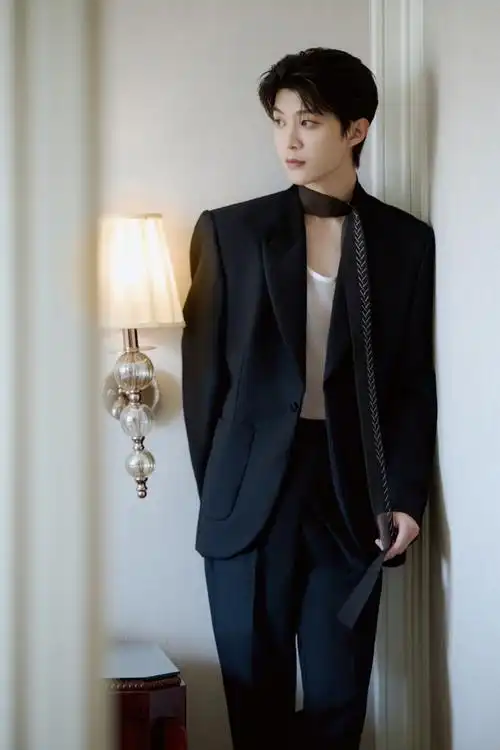 范丞丞飘带黑西装