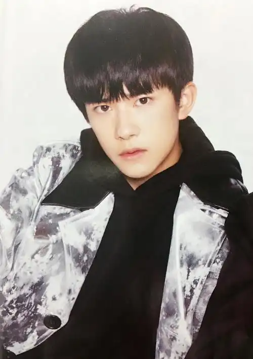 p>易烊千玺,2000年11月28日生于湖南怀化,中国内地男演员,歌手,舞者