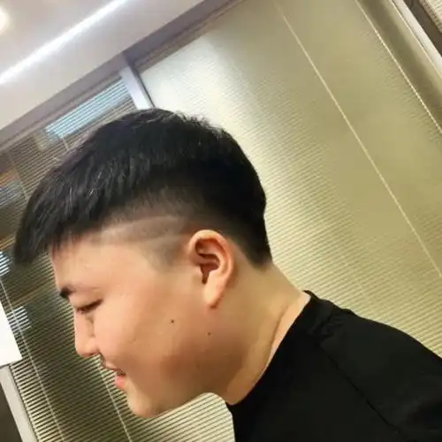 无缘洲际赛的选手都在干嘛?uzi晒刻痕新发型 圣枪哥日常追星