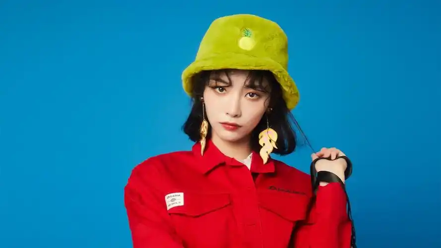 电脑壁纸 明星 大陆明星 百变魔女许佳琪可爱搞怪写真