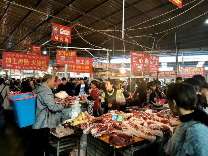 北桥社区综合农贸市场的卖肉摊前不乏顾客