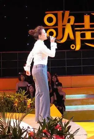 6月23日,抚顺市老干部大学合唱团的50多名队员,在北京星光影视园,参加